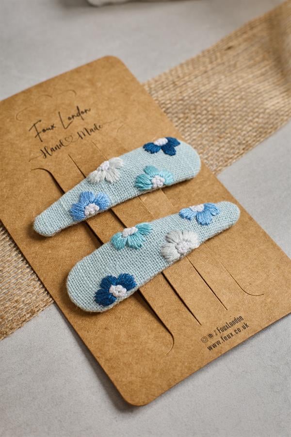 L Daisy Blue Embroidered Crochet Clips